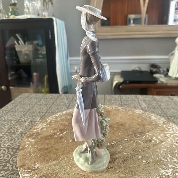 Lladro Elegant Ladies A New Hat Porcelain Figurine Glossy Finish Vintage - Picture 4 of 11